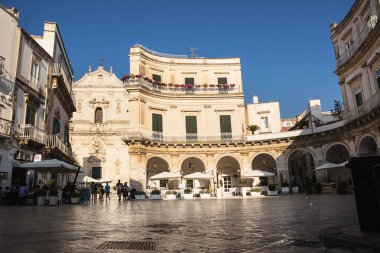Bar ve turistler Martina Franca içinde Saint Mary meydanında
