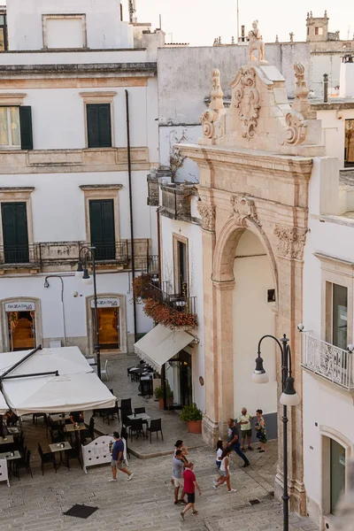 Turister på San Antonio Gate i Martina Franca — Stockfoto