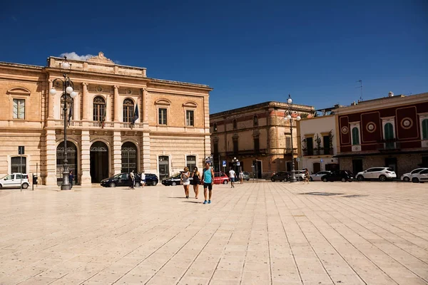 Turistas na Praça Ciaia em Fasano — Fotografia de Stock