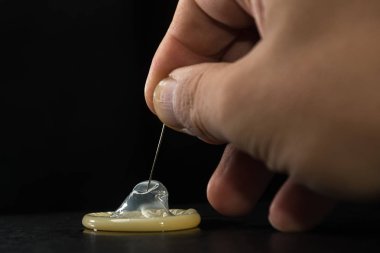 bir iğne tarafından giyilen prezervatif