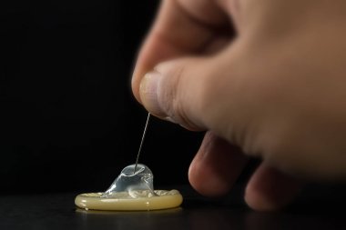 bir iğne tarafından giyilen prezervatif