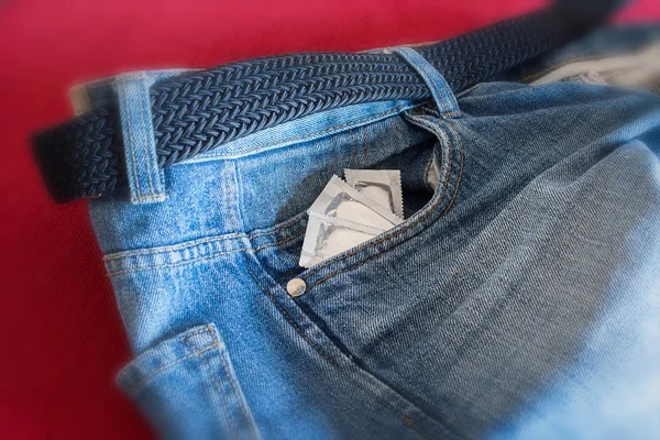 Презервативы в джинсах человека — стоковое фото