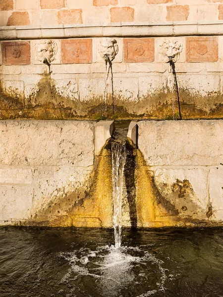 99 Cannelle fontein van Aquila (Italië) — Stockfoto