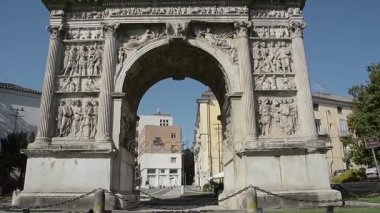Trajan Benevento (İtalya içinde kemer)