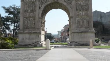 Trajan Benevento (İtalya içinde kemer)