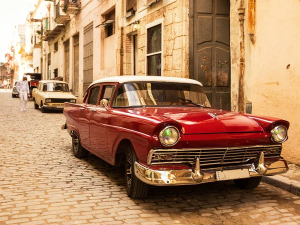 Coche rojo viejo y clásico en carretera de La Habana Vieja (Cuba) ) —  Fotos de Stock