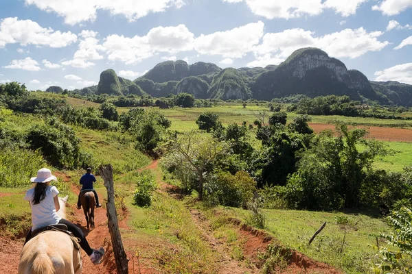 Ridning i den tropiska dalen av Vinales (Kuba) — Stockfoto