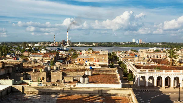 Вид зверху на дахи міста Ciefuegos і його порт з димоходу — стокове фото