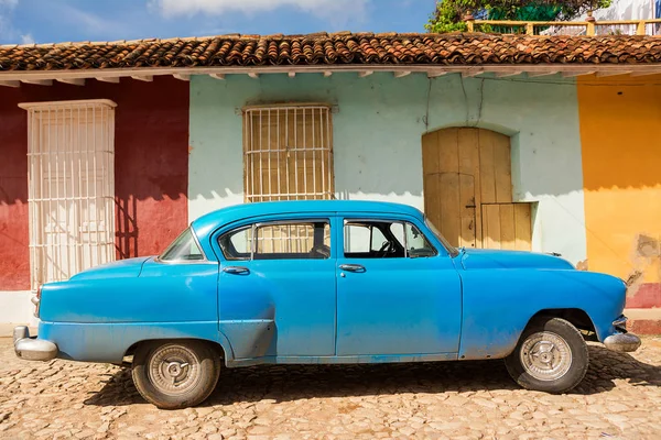 Gamla klassiska femtiotalet bilen på en gata i Trinidad — Stockfoto