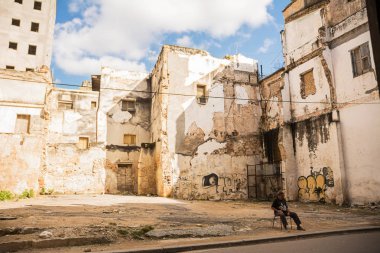 Havana'nın çökmekte sarayları arasında korunan otopark
