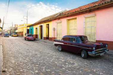 Öğleden sonra insanlarla Trinidad bir sokakta gerçek hayatta bir