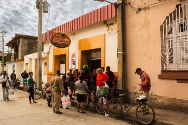 Küba halkının bir cappucino satın almak için bar çıkışında bekliyor