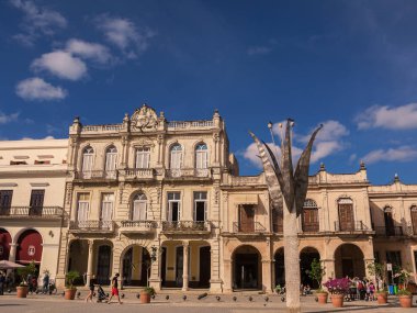 Güneşli bir turist ile Eski Havana'da eski Meydanı.