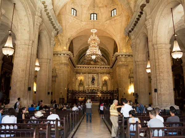 Cattedrale dell'Avana (Cuba) all'interno con fedeli e turisti a — Foto Stock