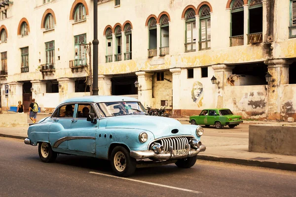 Coche azul, viejo y clásico en carretera de La Habana Vieja (Cuba) y en —  Fotos de Stock