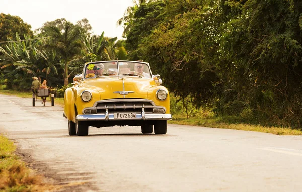 古巴街头的经典50s 车 — 图库照片
