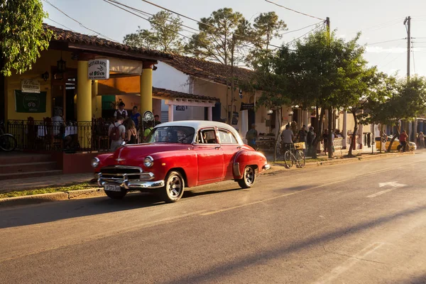 Old 1950s car parked in the central street of Vinales — Stock Photo, Image