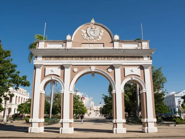 Arco do Triunfo na praça de Cienfuegos — Fotografia de Stock