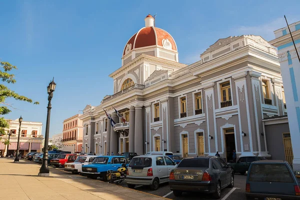 Cienfuegos Stadtpalast und geparkte Autos — Stockfoto