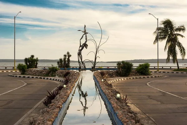 Escultura de hierro en la fuente de Punta Gorda al final de la — Foto de Stock