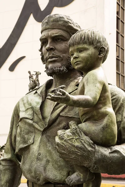 Monumento dell'eroe Ernesto Che Guevara con un bambino in braccio — Foto Stock