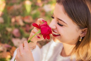 Mutlu bir gül aldıktan sonra