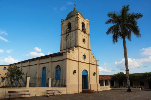 Igreja de vinales e palma ao pôr do sol — Fotografia de Stock