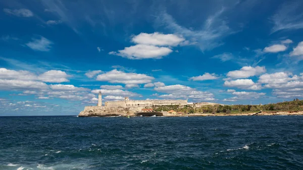 Morro Castle oraz jego latarnię w błękitne niebo chmury — Zdjęcie stockowe