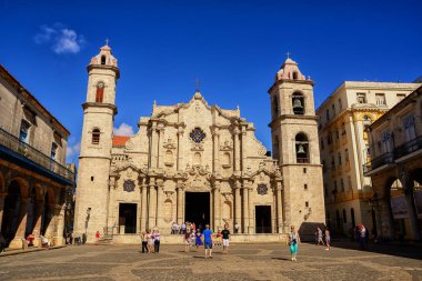 Meydanı ve katedral kilise Havana (Küba) ve turistler ve SK
