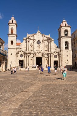 Meydanı ve katedral kilise Havana (Küba) ve turistler ve SK