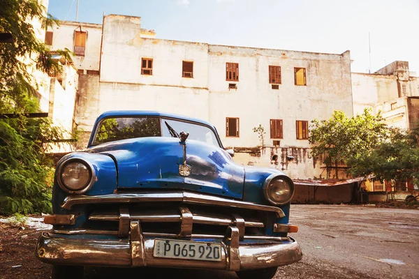Oude blauwe Amerikaanse auto geparkeerd in oud havana — Stockfoto