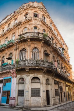 Eski Havana'nın merkezi eski ve çürüyen binada