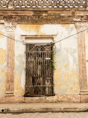Demir koruma ızgarası ile tipik Küba Sarayı pencere