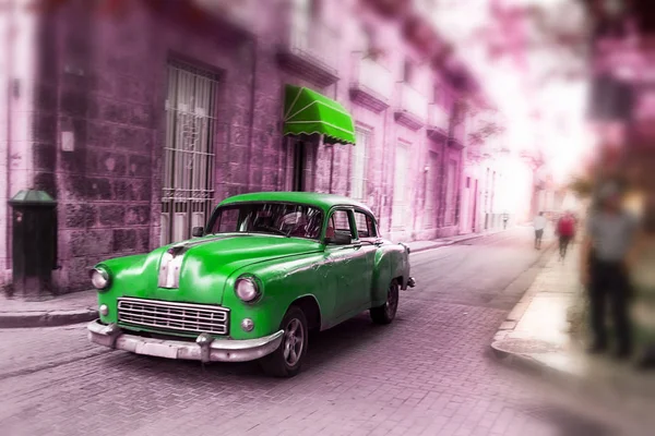 绿色, 老美国古典汽车在老哈瓦那的路 (古巴) — 图库照片