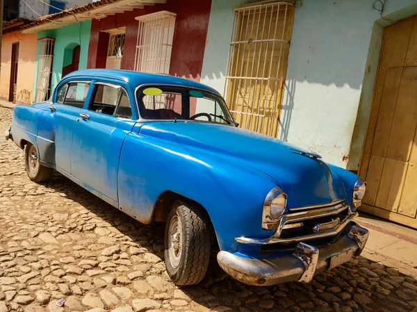 Gamla amerikanska bil parkerad på gatan Trinidad — Stockfoto