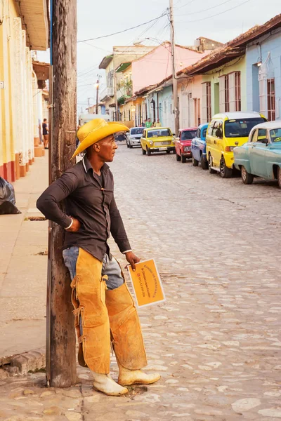 Man klädd som en cowboy annonserar ridning för turister — Stockfoto