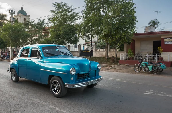 Старий класичний автомобіль 1950-х років в центральній вулиці Vinales — стокове фото