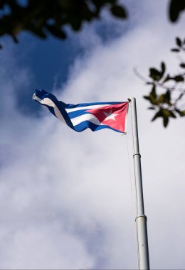 Rüzgar ile gökyüzünde Küba bayrağı