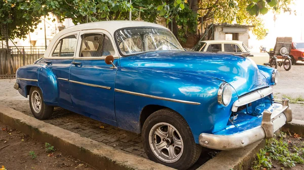 老哈瓦那的蓝色老和古典汽车停放 (古巴) — 图库照片