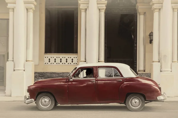 Velho carro clássico estacionado em uma rua em Havana velha — Fotografia de Stock