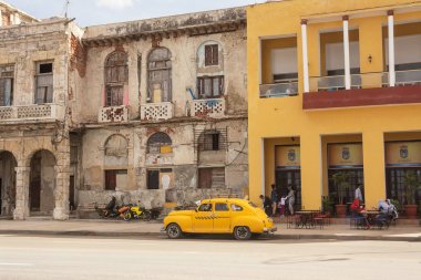 Malecón üzerinde yenilenmiş ve çökmekte bina arasındaki kontrast