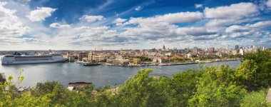 Havana ile Panoraması gemisi limanda palamarla