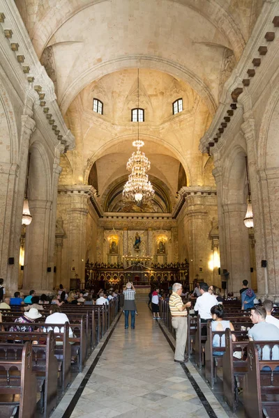 Katedra w Hawanie (Kuba) wewnątrz z wiernych i turystów w — Zdjęcie stockowe