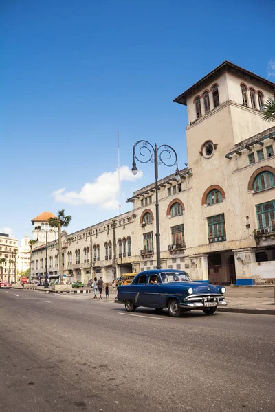 蓝色, 老和古典汽车在老哈瓦那的路 (古巴) — 图库照片