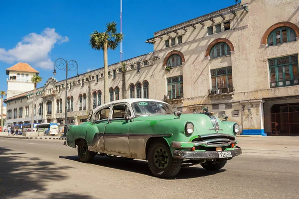 オールド ・ ハバナ (キューバの道で緑、古いアメリカの古典的な車) — ストック写真