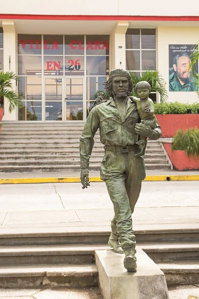 Anıt kolunu bir çocukla kahraman Ernesto Che Guevara — Stok fotoğraf