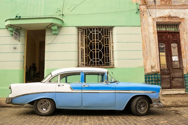 Vieille voiture américaine garée sur la rue cubaine — Photo