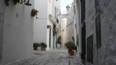 Cisternino, İtalya - 28 Aralık 2017: Sokak, Cisternino (İtalya) kimse ile