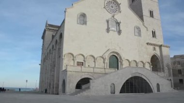 Trani, İtalya - 3 Ocak 2018: Romanesk Katedrali Trani kıyısına yakın