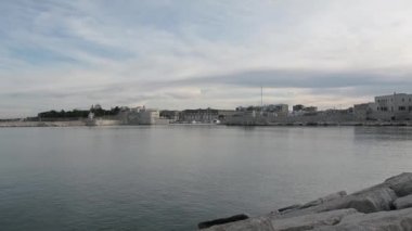 Trani, İtalya - 3 Ocak 2018: Panorama Trani şehir ve bazilikanın gün batımında